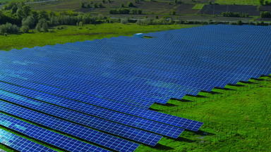 空中视图蓝色的<strong>太阳能</strong>面板自然背景可再生能源概念